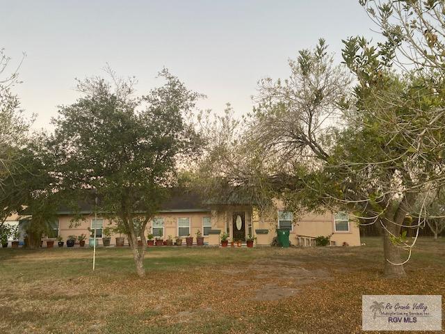 view of front of property with a front yard