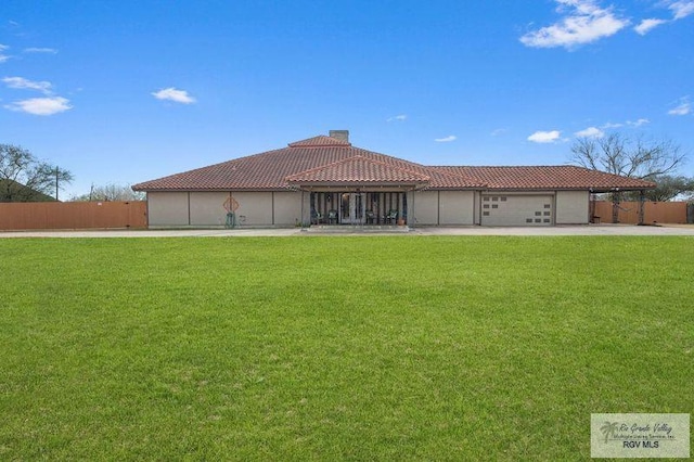 view of front of home featuring a front yard