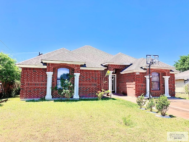 view of front of property with a front yard