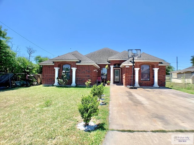 view of front of house with a front lawn