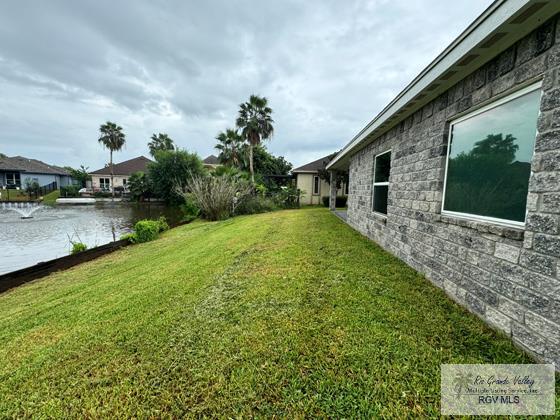 view of yard featuring a water view