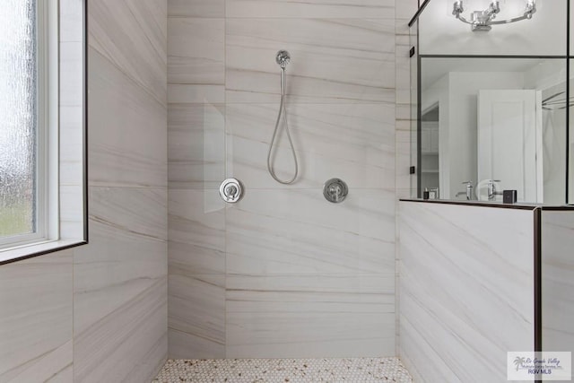 full bathroom featuring a tile shower
