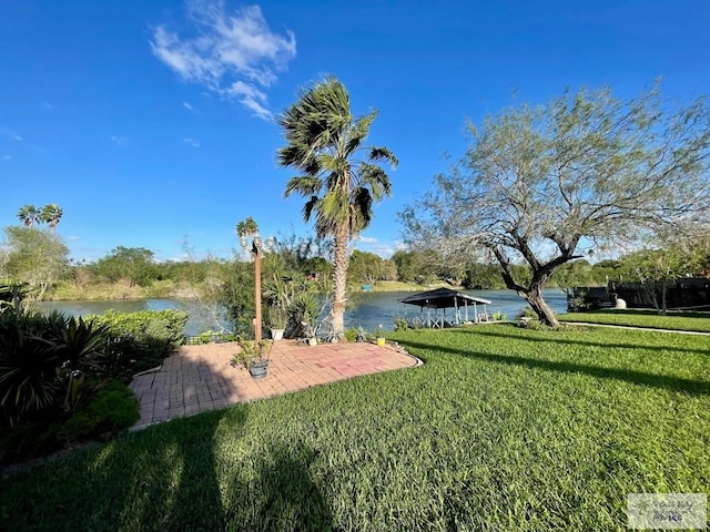 view of yard featuring a water view