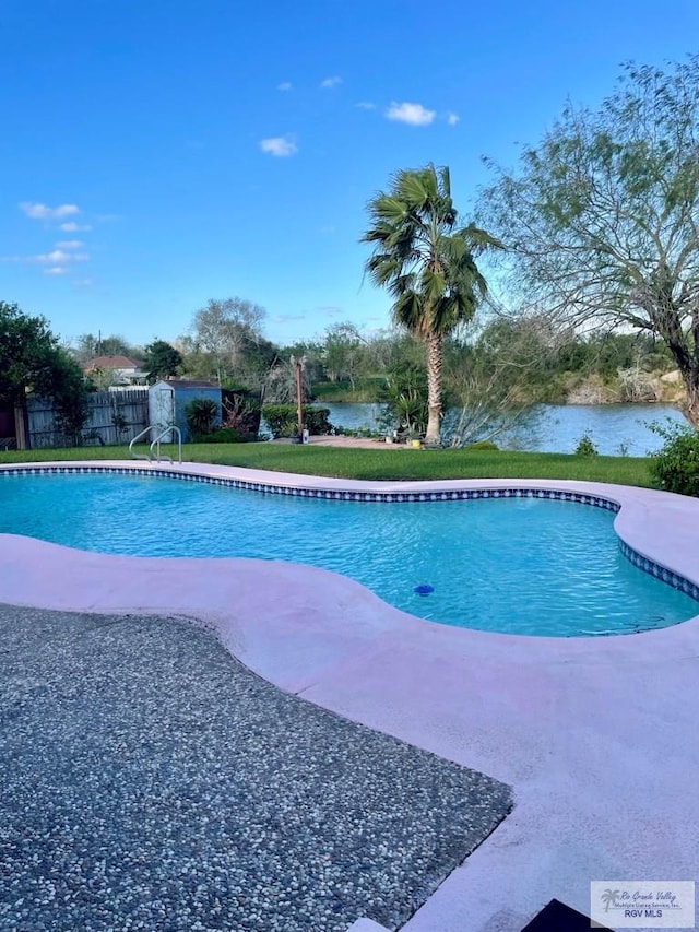 view of swimming pool featuring a lawn