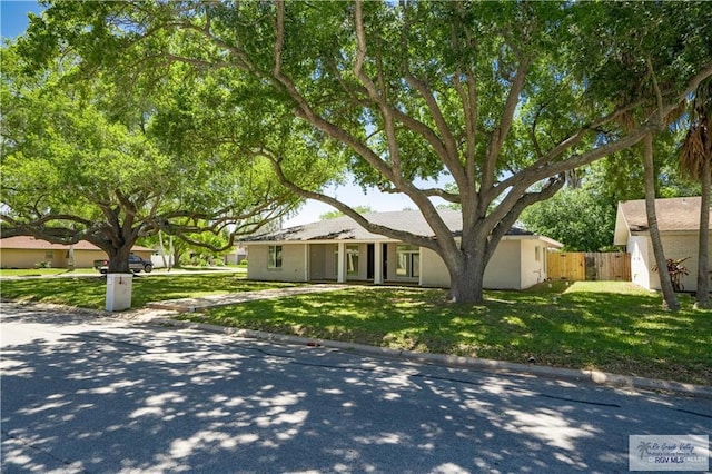 view of front of home featuring a front lawn