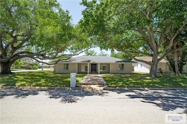 single story home with a front yard