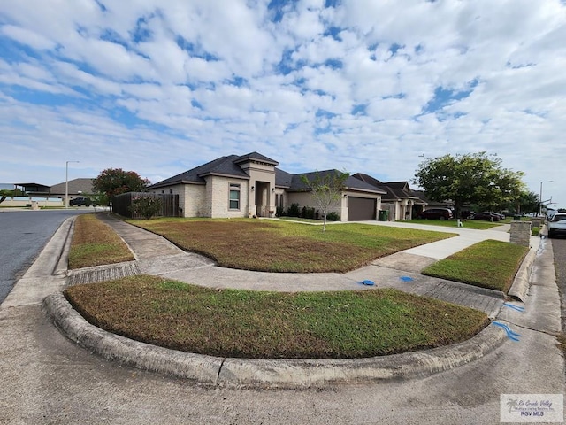 view of front of house featuring a garage and a front yard