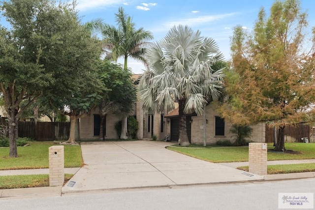 view of front facade with a front yard