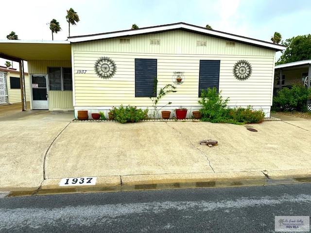 manufactured / mobile home featuring a carport