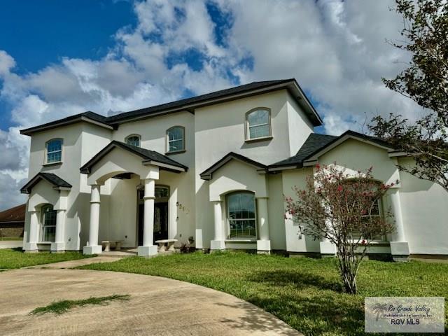 view of front of house featuring a front lawn