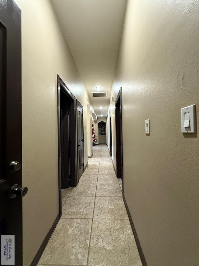 2909 Mi Cielo Dr, Weslaco, TX 78599 - hallway with arched walkways and baseboards