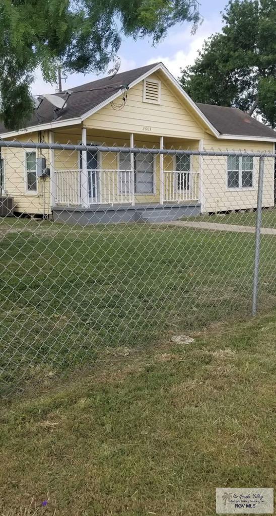 view of front of house featuring a front yard