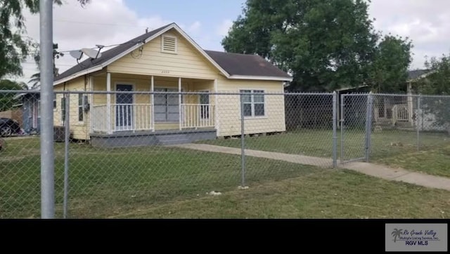 view of front of home with a front lawn