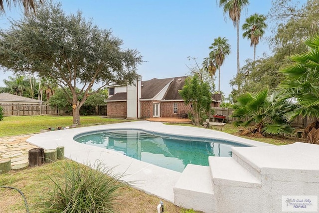 view of swimming pool featuring a yard