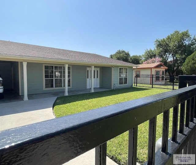 view of front of property featuring a front lawn