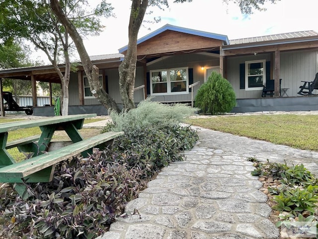 view of front facade with a porch and a front lawn