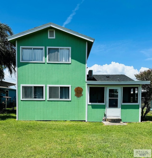 back of house featuring a lawn