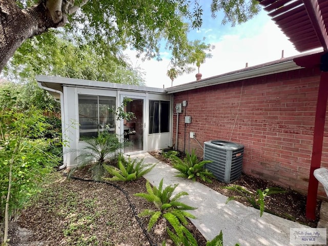 40 Cherokee Ave, Harlingen, TX 78552 - view of exterior entry featuring brick siding
