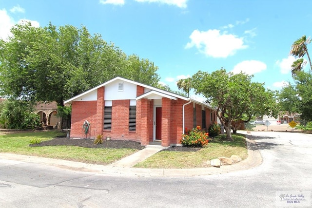 40 Cherokee Ave, Harlingen, TX 78552 - mid-century home with brick siding and a front lawn