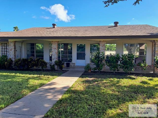 ranch-style house featuring a front yard