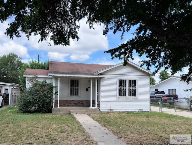 view of front facade featuring a porch and a front lawn