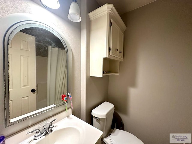 full bathroom with vanity, a shower with shower curtain, and toilet