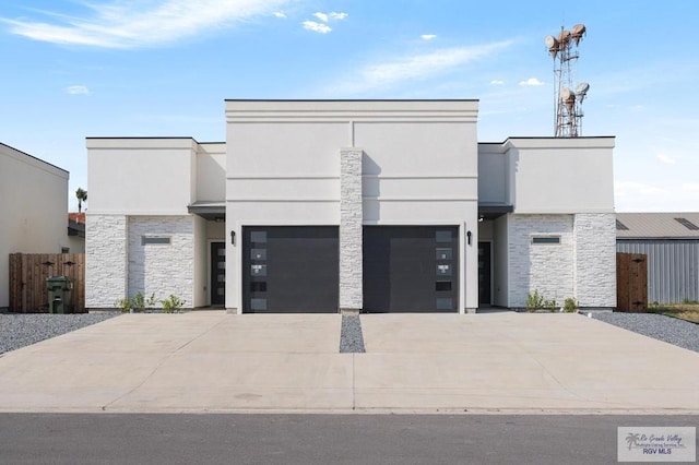 view of front facade featuring a garage