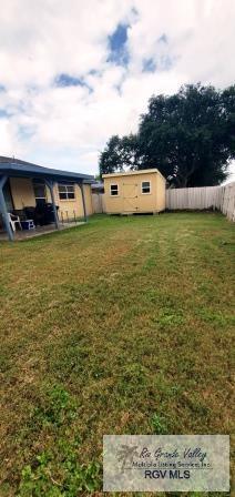 view of yard with a shed