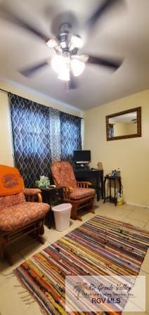 sitting room with ceiling fan