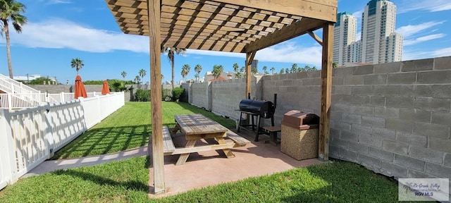 view of yard featuring a pergola