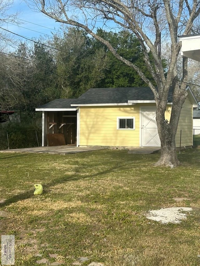 view of outdoor structure featuring a garage and a yard