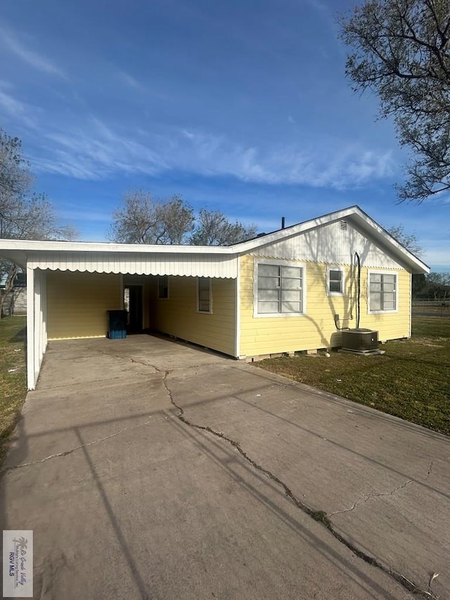 view of front of property featuring a carport