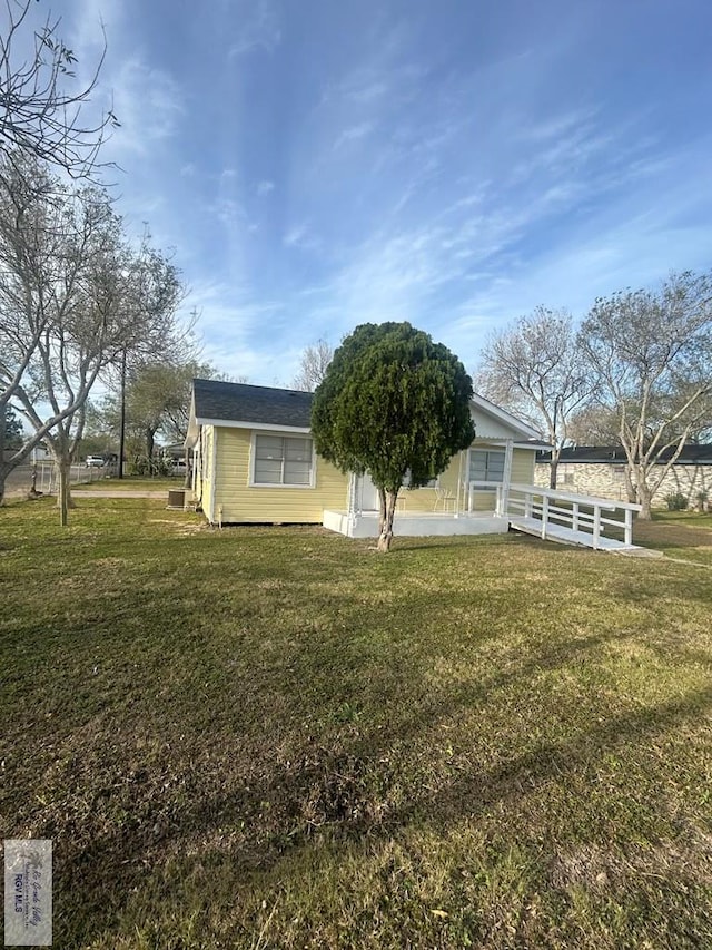 view of front of property with a front yard