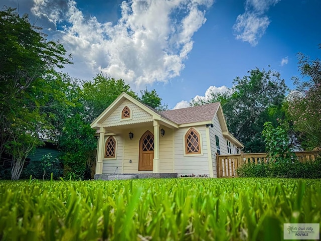 1214 W Lincoln Ave Unit 22, Harlingen, TX 78550 - victorian house with covered porch