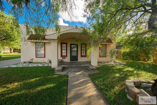 view of front of home featuring a front lawn