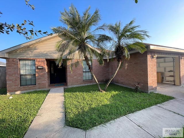 view of front facade with a front yard