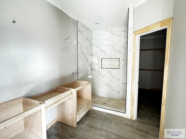 bathroom featuring a tile shower