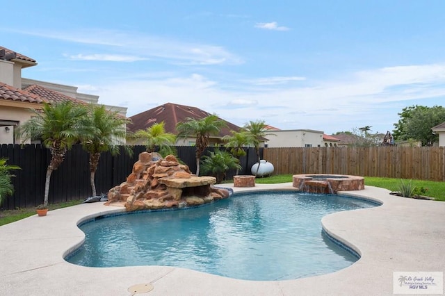 view of pool featuring an in ground hot tub and pool water feature