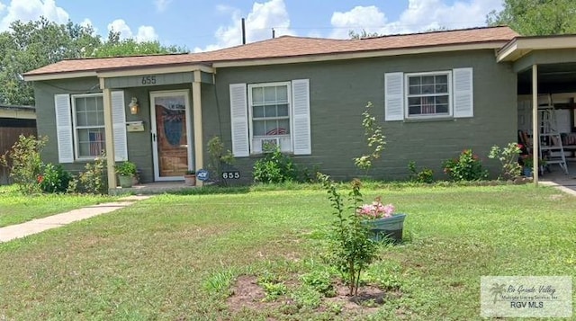 view of front of property featuring a front yard