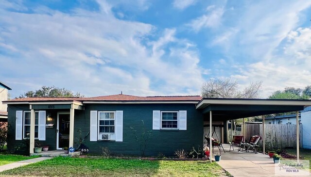 view of front of property featuring a front lawn