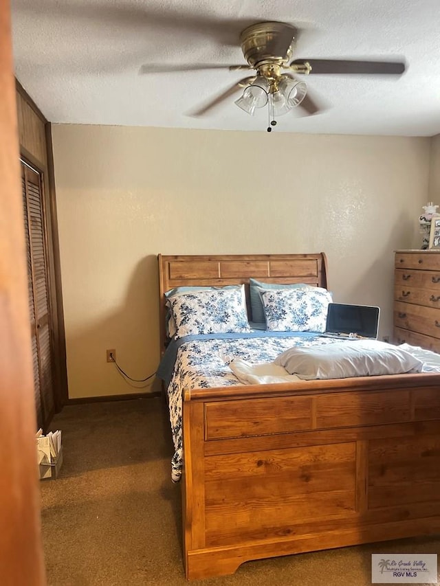 bedroom featuring a textured ceiling, a ceiling fan, and carpet flooring