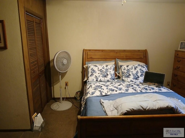 bedroom with carpet flooring