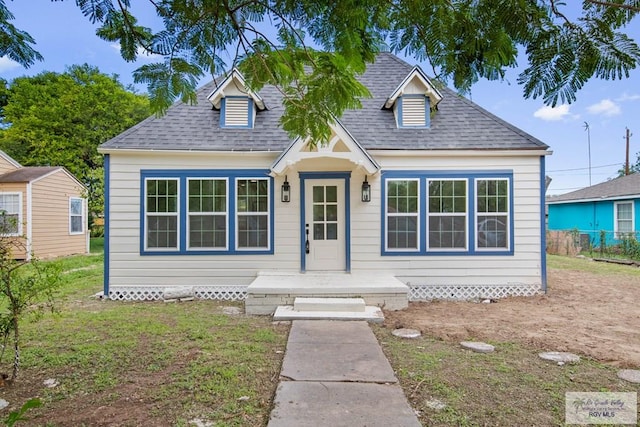 view of front of home featuring a front lawn