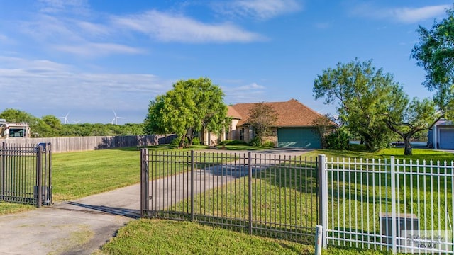 view of front of property featuring a front lawn