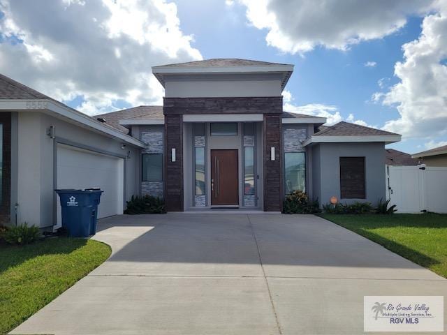 view of front of home featuring a garage and a front yard