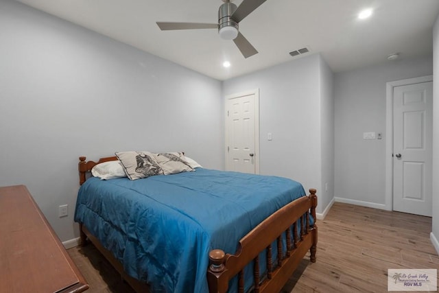 500 Parker Cir # 21, La Feria, TX 78559 - bedroom featuring light wood finished floors, baseboards, recessed lighting, and a ceiling fan