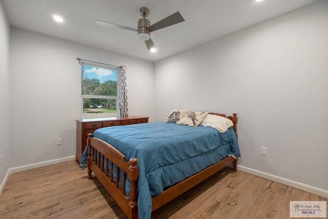 500 Parker Cir # 21, La Feria, TX 78559 - bedroom featuring light wood-style floors, baseboards, recessed lighting, and a ceiling fan