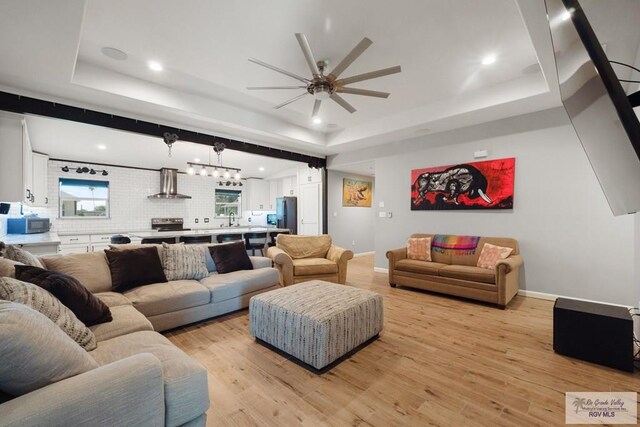 500 Parker Cir # 21, La Feria, TX 78559 - living area featuring a raised ceiling, ceiling fan, light wood-style flooring, baseboards, and recessed lighting
