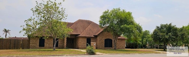 view of front facade with a front yard