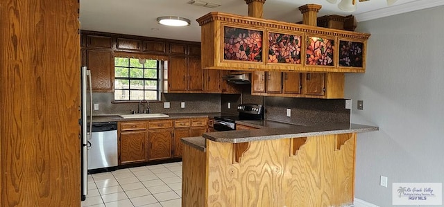 kitchen with a kitchen breakfast bar, sink, kitchen peninsula, and stainless steel appliances